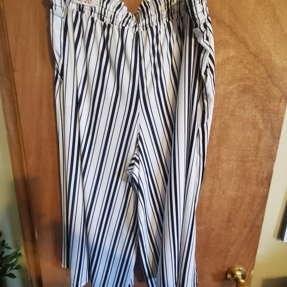LANE BRYANT NWT WIDE LEGS PULL ON . SZ 18/20 BLACK WHITE STRIPES. CROP - Picture 6 of 11